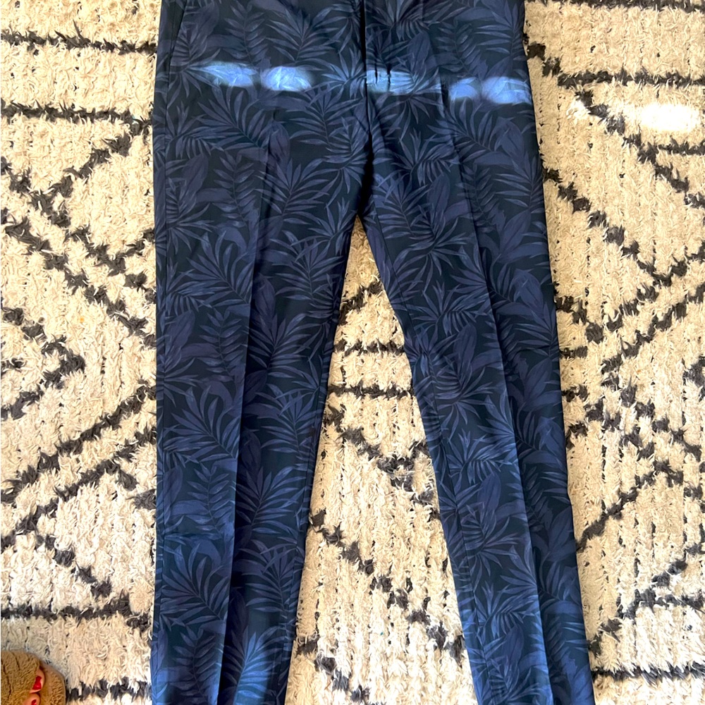 Never worn Banana Republic men’s pants.unique pattern. Ordered 2 accidentally